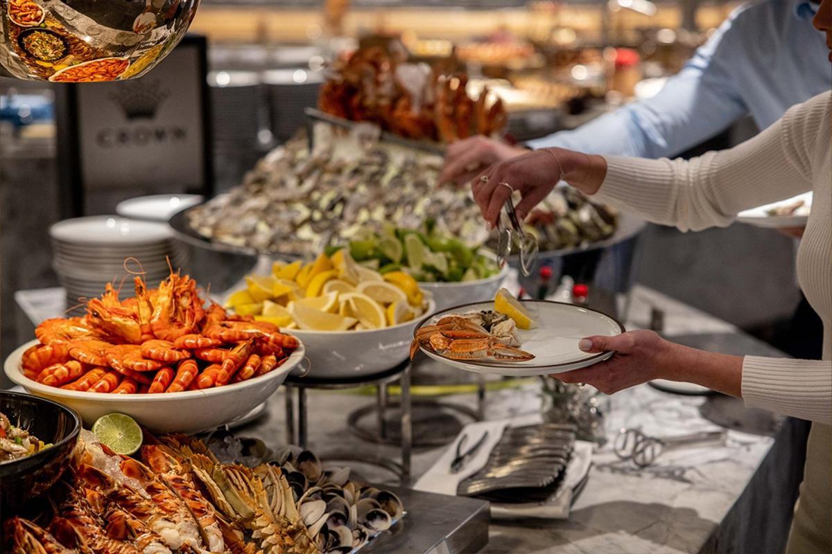 Crown Towers Sydney 호텔 외부 사진 A buffet at a restaurant